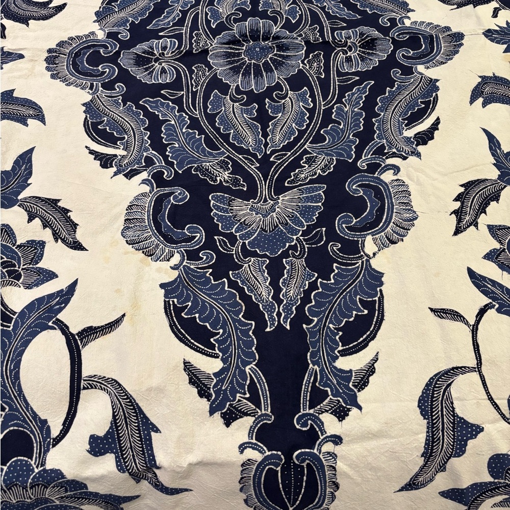 Blue and White Tablecloth - intricate design - Picture 4 of 10